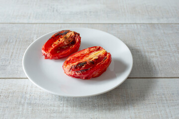 A view of a plate of roasted tomato slices.