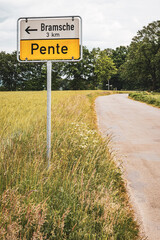 Obraz premium Town sign Bramsche - Pente and road