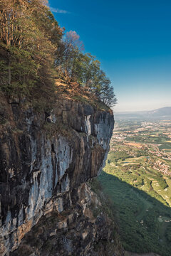 Impressionnante falaise calcaire du Sal&egrave;ve, dominant la r&eacute;gion genevoise. Paroi abrupte bord&eacute;e de v&eacute;g&eacute;tation alpine, offrant des vues spectaculaires sur le bassin l&eacute;manique. 