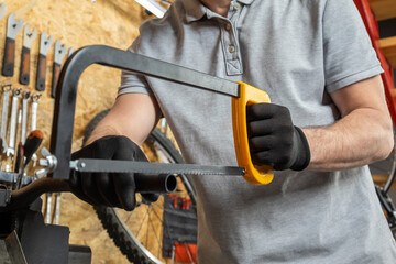 Mechanic sawing metal