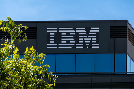 Bois-Colombes, France - 20-mai 2025: Enseigne et logo sur le si&egrave;ge fran&ccedil;ais d'IBM, compagnie multinationale am&eacute;ricaine pr&eacute;sente dans les domaines du mat&eacute;riel informatique, du logiciel et des services