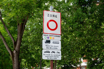 Panneau routier à l'entrée de la ville de Paris, France, signalant l'entrée dans une ZFE (Zone à Faibles Emissions), zone urbaine réservée aux véhicules les moins polluants
