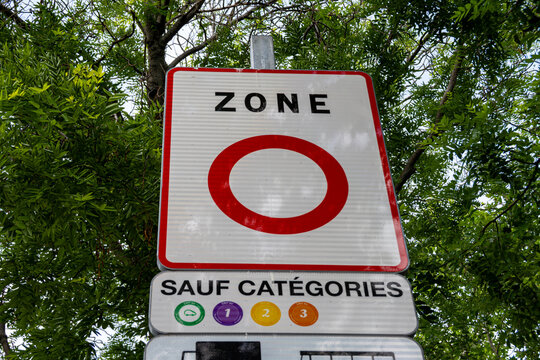 Panneau routier &agrave; l'entr&eacute;e de la ville de Paris, France, signalant l'entr&eacute;e dans une ZFE (Zone &agrave; Faibles Emissions), zone urbaine r&eacute;serv&eacute;e aux v&eacute;hicules les moins polluants