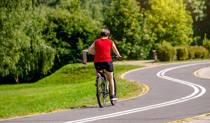 Obraz premium Cyclist ride on the bike path in the city Park 