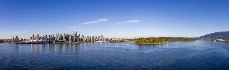 Naklejka premium Panoramic View of Downtown Vancouver Waterfront and Natural Surroundings on a Clear Day
