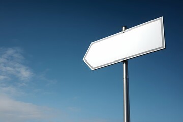 A blank highway signפר，让路成为创意的画布。