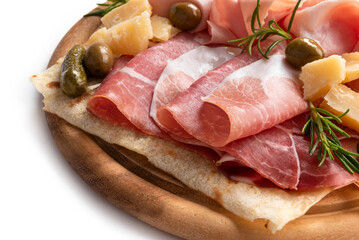Tagliere con salumi e parmigiano, antipasti italiani 