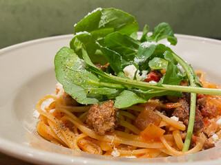 ルッコラが乗ったボロネーゼ