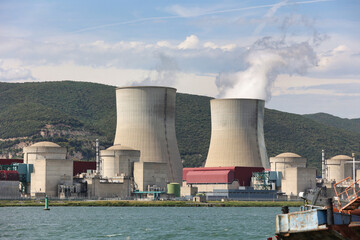 Cheminées de la Centrale nucléaire de Cruas-Meysse en Ardèche