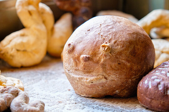 Freshly baked bread in the shape of a bun