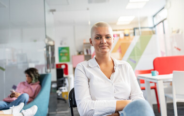 Obraz premium In her college office, a determined female student stands confidently, a beacon of empowerment and knowledge, ready to conquer academic challenges and embrace her future. 