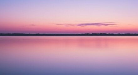 Fototapeta premium 穏やかな水面に映るピンクと紫色の夕焼け空の風景