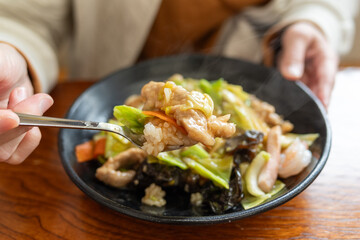 美味しい中華飯を食べる人