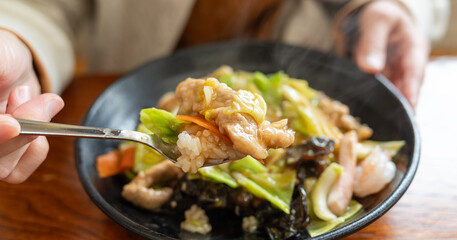 美味しい中華飯を食べる人