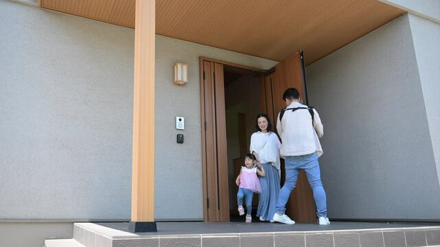 玄関のドアから出る4人家族のお出かけシーンのいってきます動画