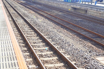 茨城県水戸市の駅のホームから長く続く電車の線路