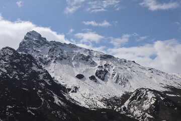 Darjeeling and Sikkim, nestled in the eastern Himalayas, offer breathtaking mountain landscapes, serene monasteries, and lush tea gardens. 