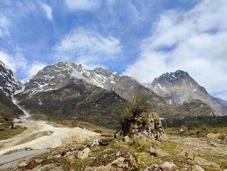 Darjeeling and Sikkim, nestled in the eastern Himalayas, offer breathtaking mountain landscapes, serene monasteries, and lush tea gardens. 