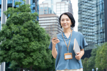 オフィス街で働くミドルのキャリアウーマン