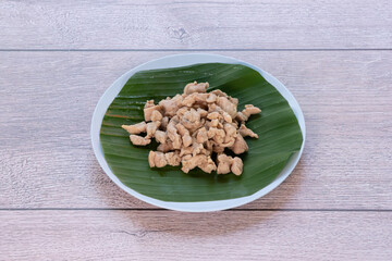 Sliced ​​pork, boiled in hot water, placed on banana leaves.