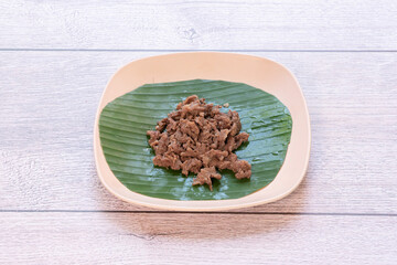 Sliced ​​pork, boiled in hot water, placed on banana leaves.