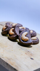 photo of chocolate flavored nastar cake with cashew nut topping on top