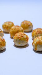 photo of nastar cake with cheese topping on top