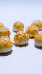 photo of nastar cake with cheese topping on top