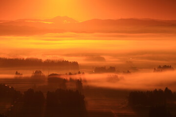 Obraz premium 岩手県花巻市 朝の田園風景