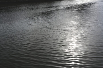 Eau avec lumière rasante