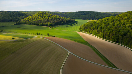 Wälder Hügel und eine schöne bunte Feldstruktur in Deutschland.  Kleinteilige Landwirtschaft aus...