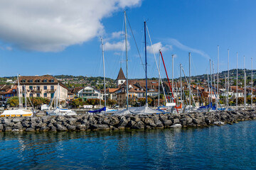 Ville sur les rives du lac Léman en Suisse dans la région viticoles de Lavaux