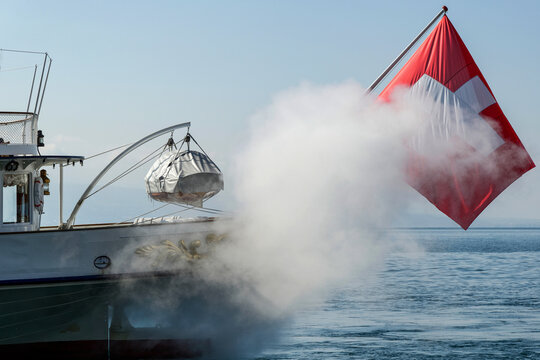 Gros plan sur la poupe d'un bateau &agrave; vapeur &agrave; roues &agrave; aubes sur le lac de Gen&egrave;ve