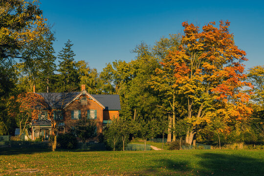 Fototapeta Spruce Lane Farmhouse in Bronte Creek Provincial Park in Oakville, Ontario. Built in 1899, the Spruce Lane Farmhouse is a historic house museum..