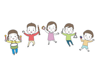 笑顔で楽しそうに楽器を演奏している子供たち