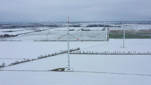 Gro&szlig;fl&auml;chiger Windenergiepark zur Versorgung von tausenden Haushalten mit emissionsfreier Energie im Winter