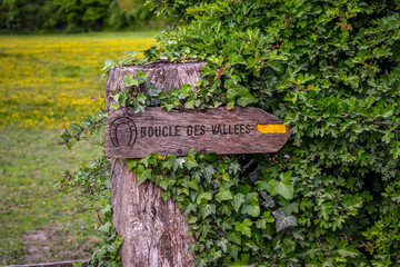 Départ d'un sentier de randonnée équestre, la Boucle des vallées (Pas-de-Calais)