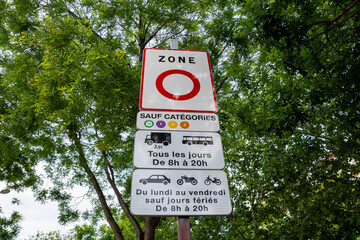 Panneau routier à l'entrée de la ville de Paris, France, signalant l'entrée dans une ZFE (Zone à Faibles Emissions), zone urbaine réservée aux véhicules les moins polluants