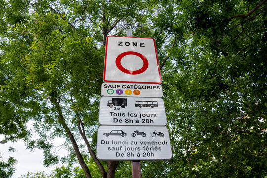 Fototapeta Panneau routier à l'entrée de la ville de Paris, France, signalant l'entrée dans une ZFE (Zone à Faibles Emissions), zone urbaine réservée aux véhicules les moins polluants