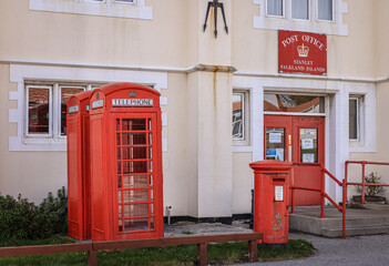 Obraz premium Red phone box and letter box in Port Stanley, Falkland Islands