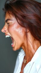 Naklejka premium Profil d'une femme qui crie, expression de colère et douleur intense