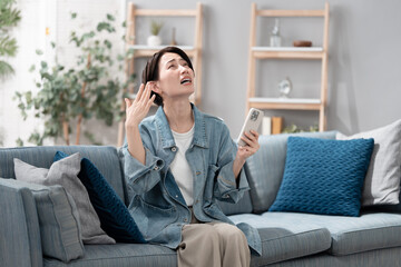 暑がる女性