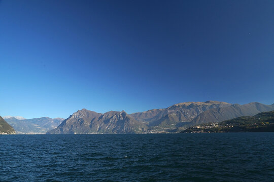 Veduta autunnale del Lago d'Iseo. Provincia di Bergamo, Lombardia, Italia.