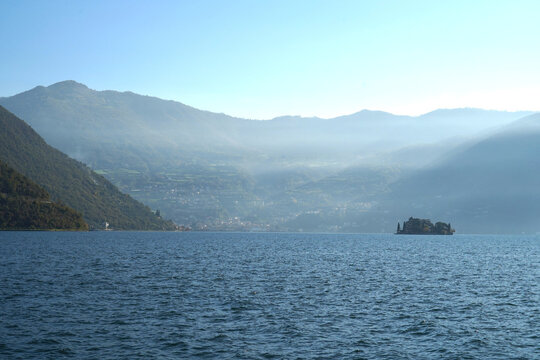 Veduta autunnale del Lago d'Iseo. Provincia di Bergamo, Lombardia, Italia.