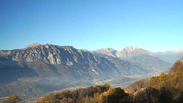 Veduta autunnale delle montagne della valle dell'Oglio alla confluenza con il lago d'Iseo. Provincia di Brescia, Lombardia, Italia.