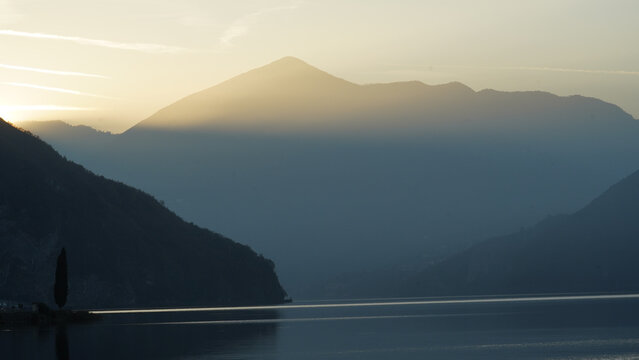 Veduta autunnale delle montagne della valle dell'Oglio alla confluenza con il lago d'Iseo. Provincia di Brescia, Lombardia, Italia.