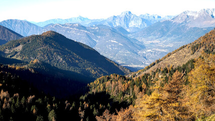 Veduta autunnale delle montagne della valle dell'Oglio alla confluenza con il lago d'Iseo. Provincia di Brescia, Lombardia, Italia.