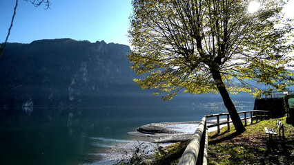 Panorama autunnale del lago d'Idro o Eridio è un lago di origine glaciale situato in provincia di...