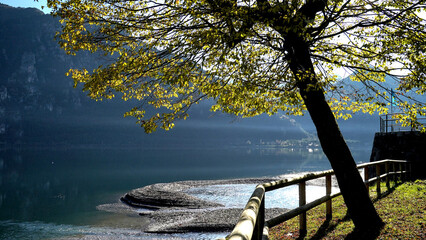 Panorama autunnale del lago d'Idro o Eridio è un lago di origine glaciale situato in provincia di...