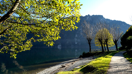 Panorama autunnale del lago d'Idro o Eridio è un lago di origine glaciale situato in provincia di...